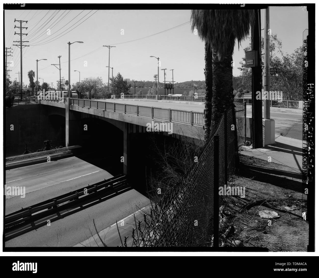 PASADENA AVENUE BRIDGE CROSSING ARROYO SECO Parkway. Vu DE CARLOTA BOULEVARD. À 218°SW. - Arroyo Seco Parkway, Pasadena Avenue Bridge, Milepost 26,48, Los Angeles, Los Angeles County, CA Banque D'Images