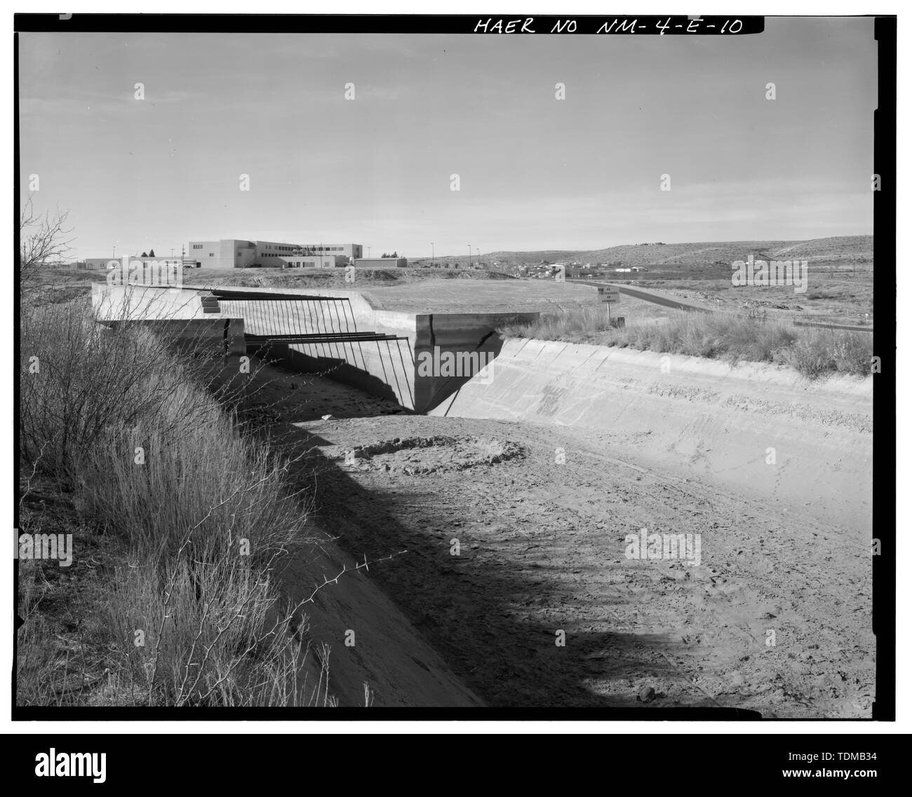 PECOS RIVER FLUME - Extrémité Nord. Vue DE SUD-OUEST - Carlsbad Irrigation District, Pecos River Flume, le canal principal, 800 m au nord de Carlsbad, Carlsbad, Eddy County, NM Banque D'Images