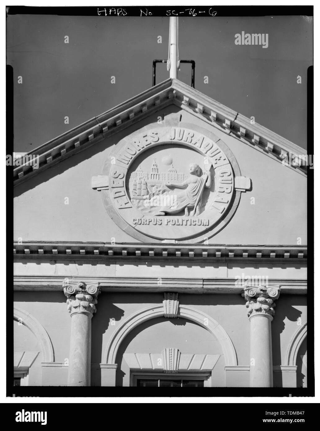 CARTOUCHE ET 2ÈME FRONTON CORNICHE ÉTAGE (CÔTÉ SUD) - Bank of the United States, 80 Broad Street, Charleston, Charleston County, SC ; Marigault, Gabriel ; Gordon, Andrew ; Reichardt, Charles F ; Courtenay, William A ; Lee, Thomas ; Lafayette, Marquis de ; :, Virginie B, émetteur ; Prix, Virginie B, émetteur Banque D'Images