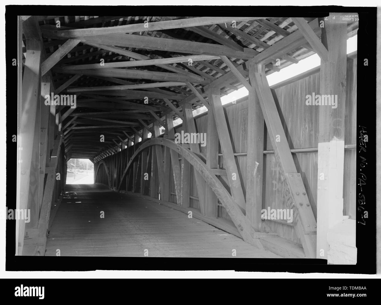 Point de vue de portail Sud. - Pine Grove Bridge, enjambant Octoraro Creek à Ashville et forger les routes, Pine Grove, comté de Lancaster, PA ; McMellen, Élie ; Burr, 1915-1997 ; Webb, Jonathan ; Russell, Robert ; Elliott, Joseph, M et F Bois ; Walker, Milton ; Federal Highway Administration, répondant ; Marston, Christopher, directeur de projet ; Bennett, Lola, chercheur Banque D'Images