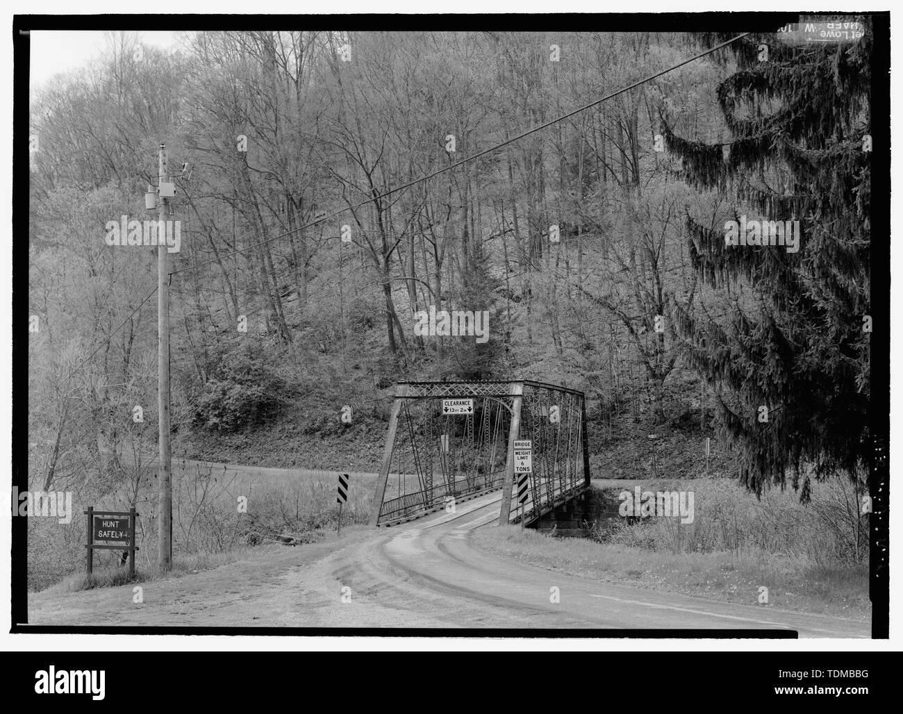 Incliné FIN PERSPECTIVE POST, À SW AVEC LE CONTEXTE DU SITE. - River Road Bridge, enjambant le ruisseau de printemps au printemps Creek Township, Hallton, Elk County, PA ; Pratt, Thomas ; Pratt, Caleb, Croteau, Todd, gérant de projet, Christianson, Justine, émetteur ; Pennsylvania Department of Transportation (PENNDOT), répondant ; Georgia Historical and Museum Commission, répondant ; Vidutis, Richard, historien ; Lowe, Jet, photographe Banque D'Images