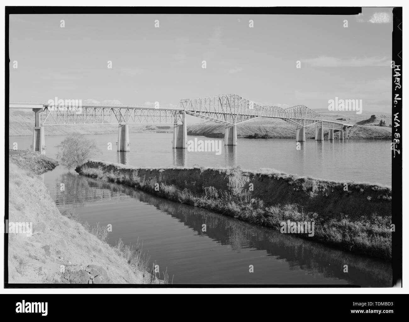 À LA PERSPECTIVE SE - Pont de la rivière Snake à Lyon' Ferry, la State Route 261 enjambant la rivière Serpent, Starbuck, comté de Columbia, WA Banque D'Images