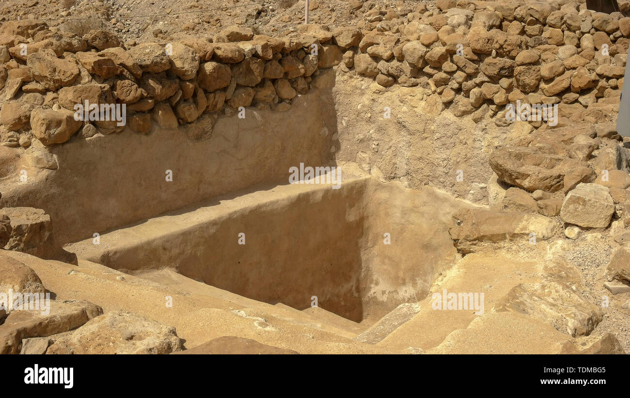 Prise d'un bain rituel à Qumrân, Israël Banque D'Images