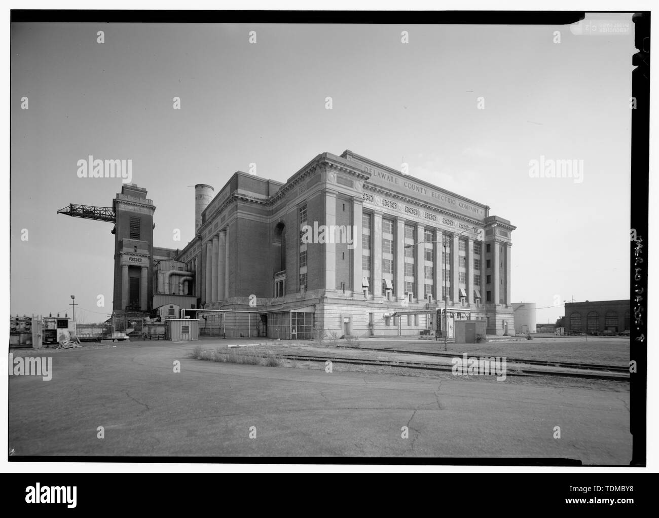 Vue EN PERSPECTIVE DU NORD-EST montrant l'ÉLÉVATION EST DU CHARBON ET DE LA TOUR Numéro 2 ET L'ÉLÉVATION NORD EXTÉRIEUR DE MAISON (interrupteur) - comté de Delaware Electric Company, la gare de Chester, le Delaware River à l'extrémité sud de Ward Street, Chester, comté de Chester, PA ; Station de bord de la Philadelphia Electric Company - une centrale thermique au charbon complexe, sur la rivière Delaware à Chester, le sud-est de la Pennsylvanie. La centrale est hors service depuis 1984. Sur le Registre National des Endroits Historiques au comté de Delaware, Pennsylvanie. Windrim, John ; Eglin, William C, G ; Delaware Count Banque D'Images