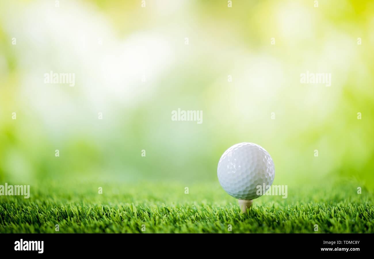 Balle de golf sur tee au tee off Banque D'Images