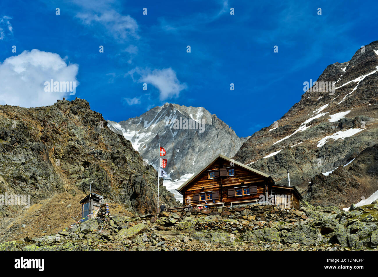 Refuge de montagne Bietschhornhütte AACB Bietschhorn, derrière le sommet, Loetschental, Valais, Suisse Banque D'Images