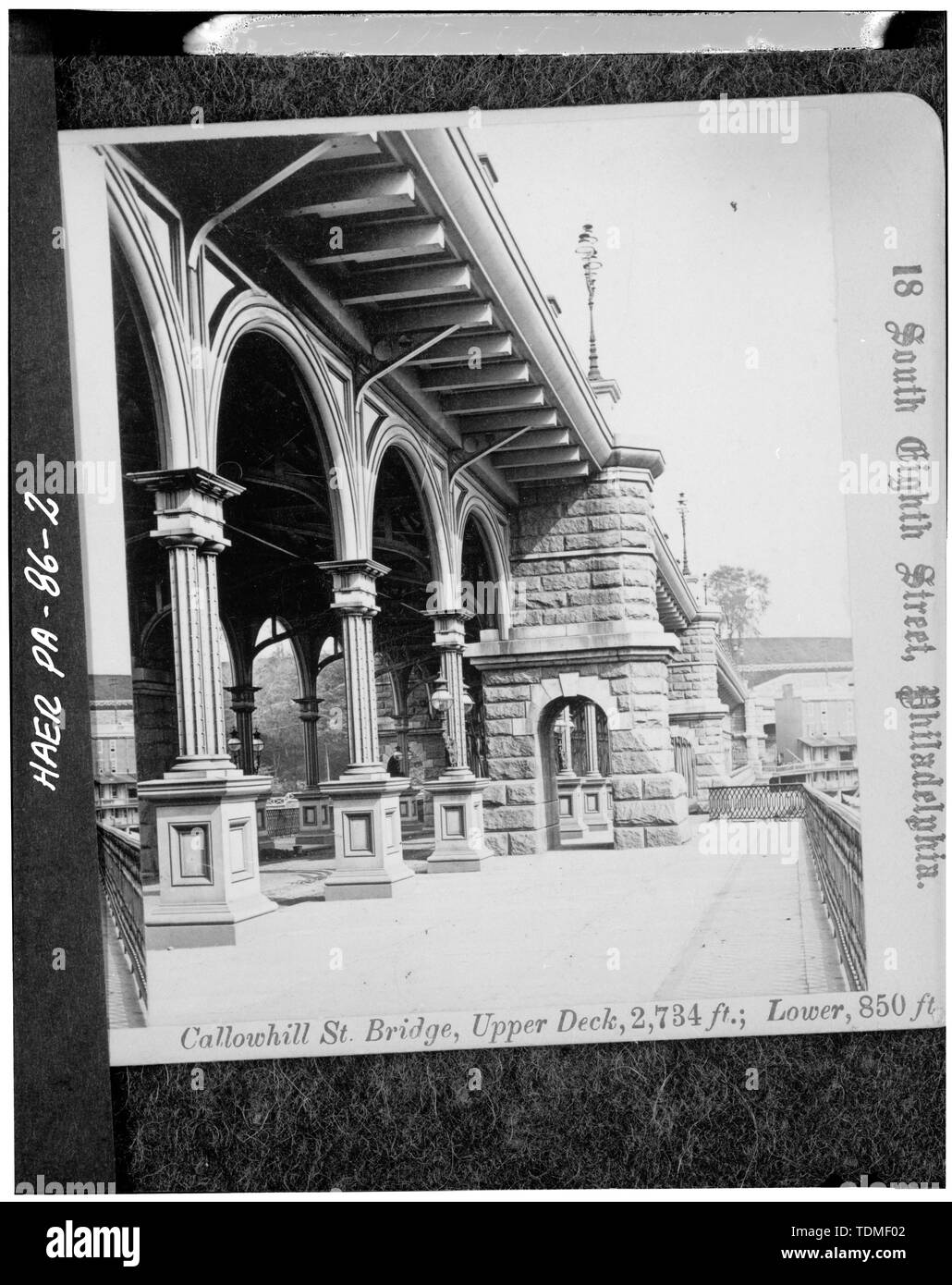 Photocopie de 1-2 FO CA. 1880 STEROCARD décoratif en métal embouti, montrant de niveau inférieur. Sous-titre suivant 'CALLOWHILL ST. BRIDGE, pont supérieur, 2 734 pi. ; pont inférieur, 850 ft." Jacques CREMER, photographe et Éditeur, 18, 8e Rue Sud de Philadelphie. - Callowhill Street Bridge, rivière Schuylkill à Spring Garden et Callowhill Rues, Philadelphie, comté de Philadelphie, PA Banque D'Images