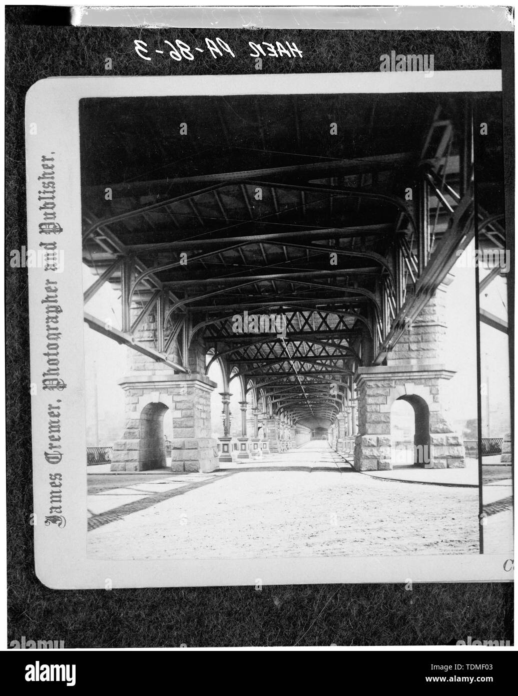 Photocopie de 1-2 DE CA. 1880 STREOCARD montrant "TIR" VUE DE DESSUS LA LONGUEUR DE PONT INFÉRIEUR. Jacques CREMER, photographe et Éditeur, 18, 8e Rue Sud de Philadelphie. - Callowhill Street Bridge, rivière Schuylkill à Spring Garden et Callowhill Rues, Philadelphie, comté de Philadelphie, PA Banque D'Images