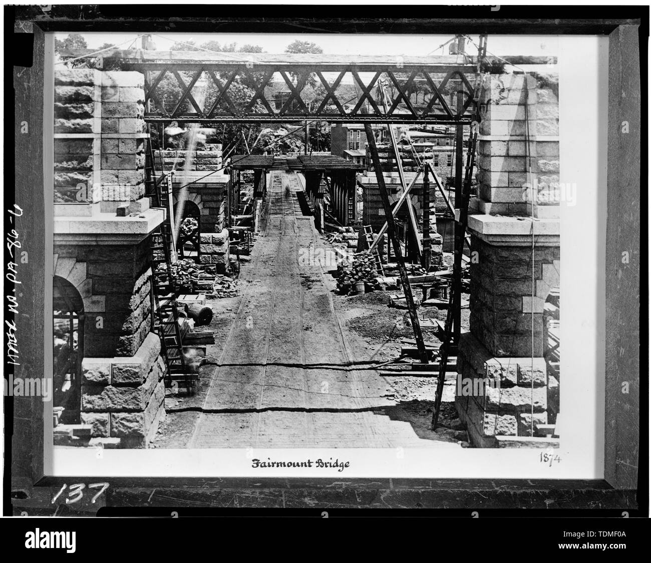 Photocopie DE 1874 SUR LES PILES DE PONTS EN CONSTRUCTION - Callowhill Street Bridge, rivière Schuylkill à Spring Garden et Callowhill Rues, Philadelphie, comté de Philadelphie, PA Banque D'Images