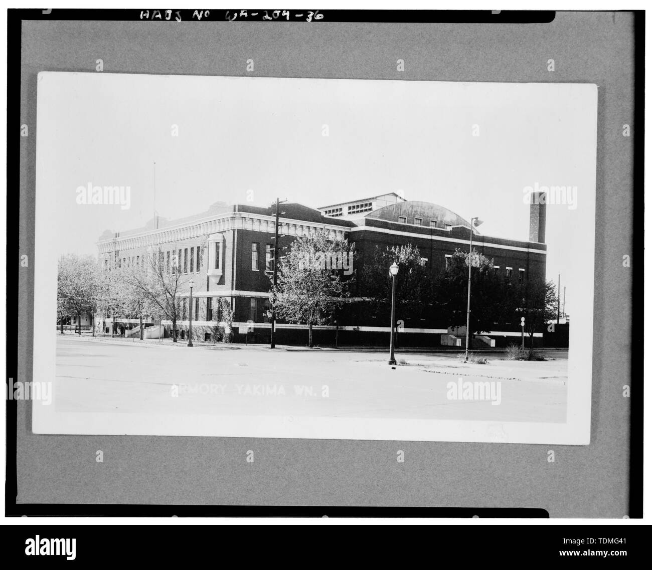 Photocopie de photographie. Voir d'armoirie de l'INTERSECTION DE LA 3E RUE SUD ET Moyen-orient Walnut Street vers 1937. Remarque Les rues pavées, l'ÉCLAIRAGE DE RUE ET WINDOWS SUR LE MONITEUR OUVERTE POUR LA VENTILATION. Il s'agit d'UNE COPIE D'UNE CARTE POSTALE FORMAT PRÊTÉES PAR LE MUSÉE DE LA VALLÉE DE YAKIMA ET HISTORIQUE DU CANADA. Photographe inconnu. - La Garde nationale de la Yakima armoirie, 202 South Third Street, Yakima, Yakima County, WA ; Deveaux, William W ; Weatherwax, Lee A ; Gentry, Chris, émetteur Banque D'Images