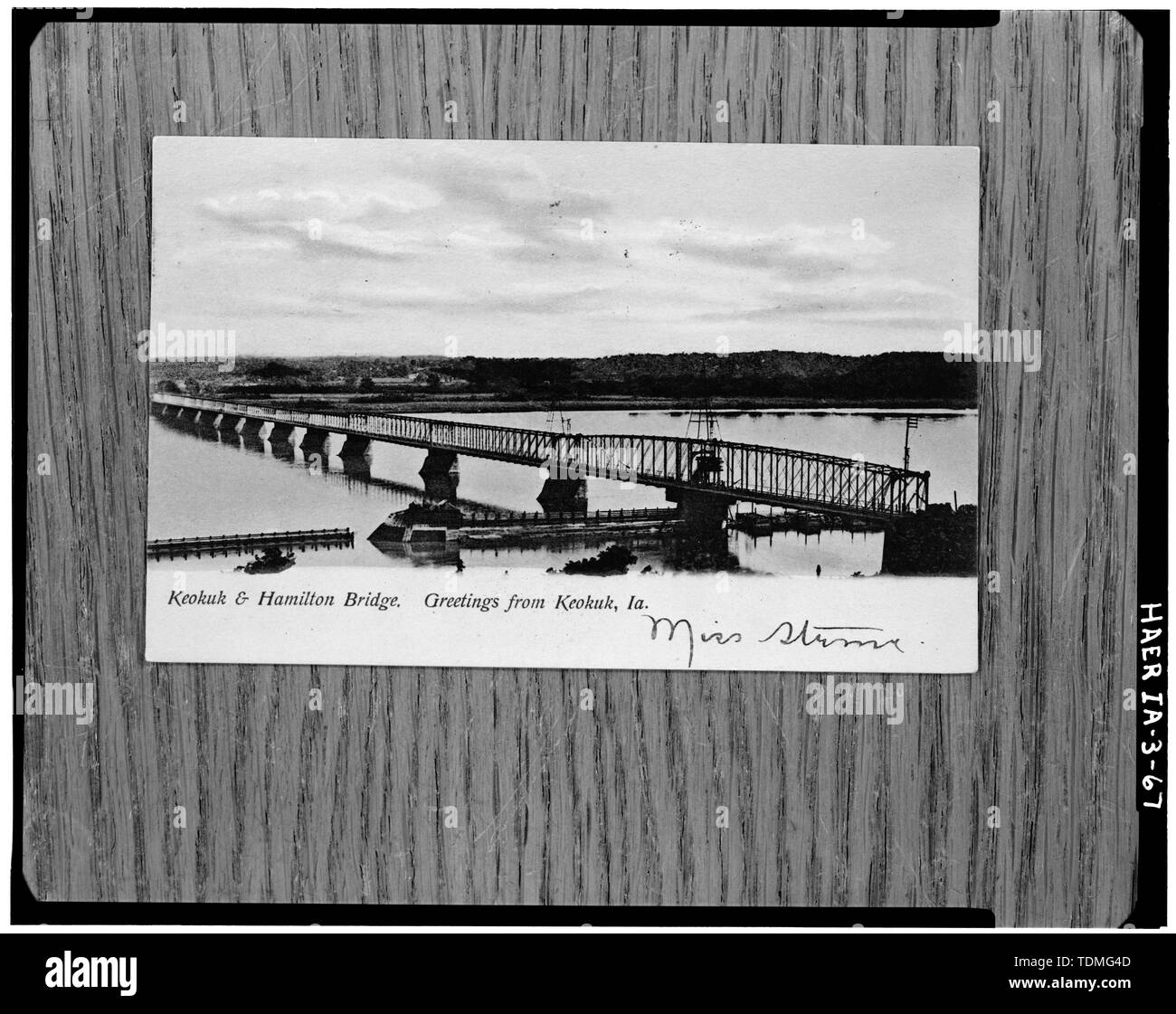 Photocopie DE CARTE POSTALE (D'ORIGINE EN LA POSSESSION DE L'ÉTAT DE LA SOCIÉTÉ HISTORIQUE DE L'IOWA) 1906 cachet original (1871) ET HAMILTON KEOKUK BRIDGE, DU NORD-OUEST - Keokuk et Hamilton, pont enjambant la rivière Mississipi, Keokuk, comté de Lee, IA Banque D'Images