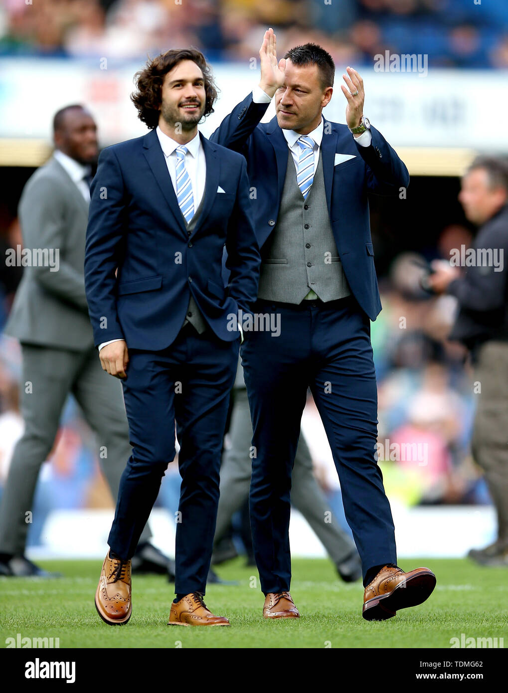 England's Joe Wicks (à gauche) et John Terry sur le terrain de l'avant de l'aide de Soccer Match à Stamford Bridge, Londres. Banque D'Images