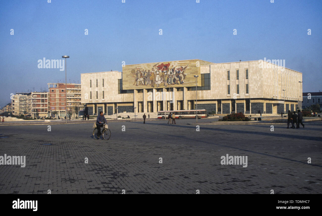 TIRANA ALBANIE Le musée historique national à la place Skanderberg avec sa fresque politique Banque D'Images