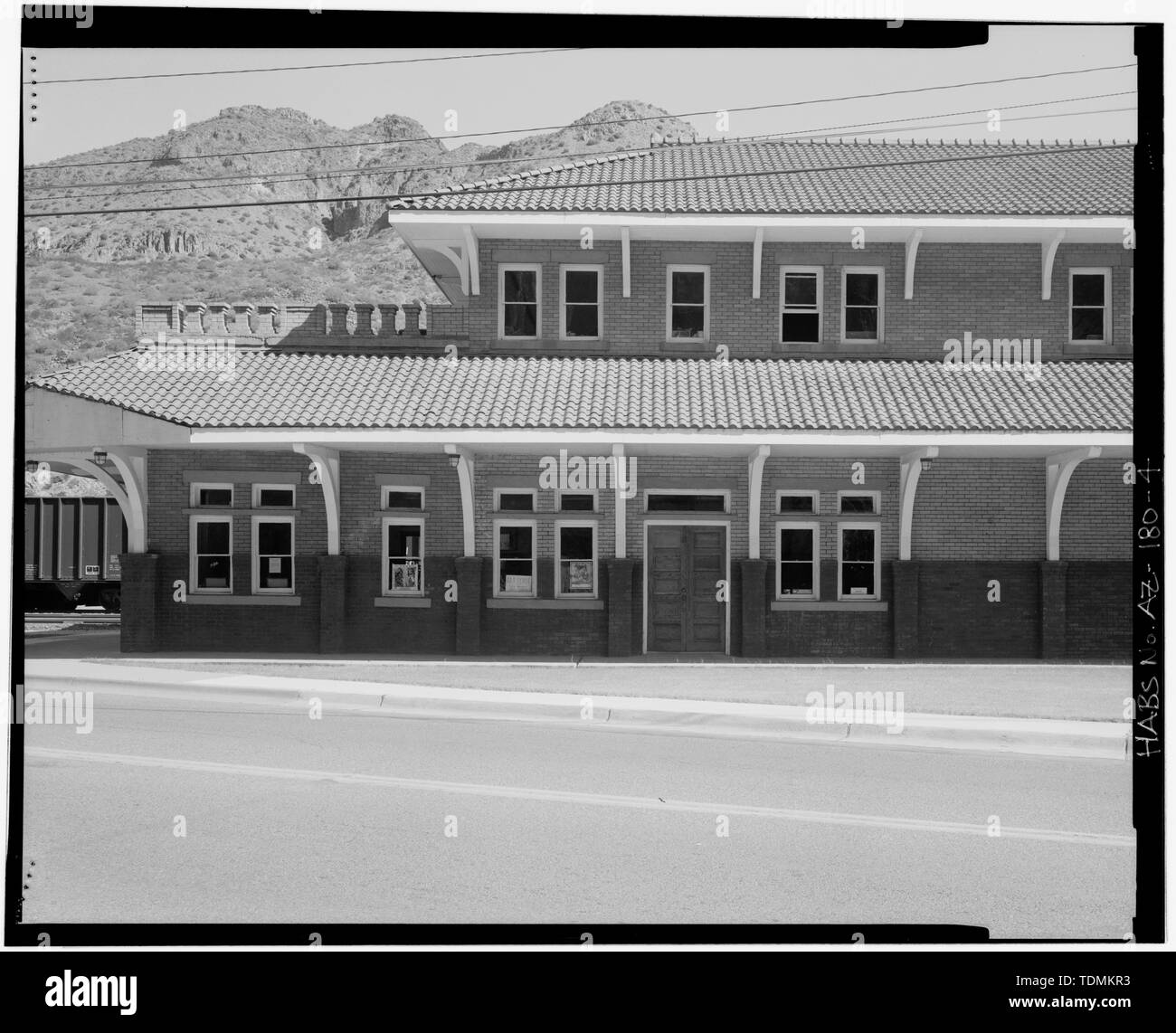 Vue partielle du sud-ouest de l'avant, à la fin du nord-ouest - Arizona et Nouveau Mexique Railroad Passenger Station, Coronado Boulevard, Clifton, Graham Comté, AZ Banque D'Images