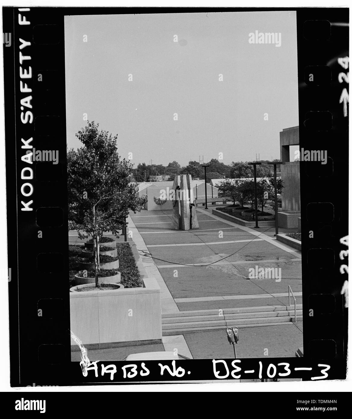 Patricia Maley,photographe,1982,voir l'Holocauste de statue en liberté entre City-County Plaza Bldg. et de l'État Bldg. - Nouveau Bâtiment City-County, 800 rue française, Wilmington, New Castle Comté, DE Banque D'Images