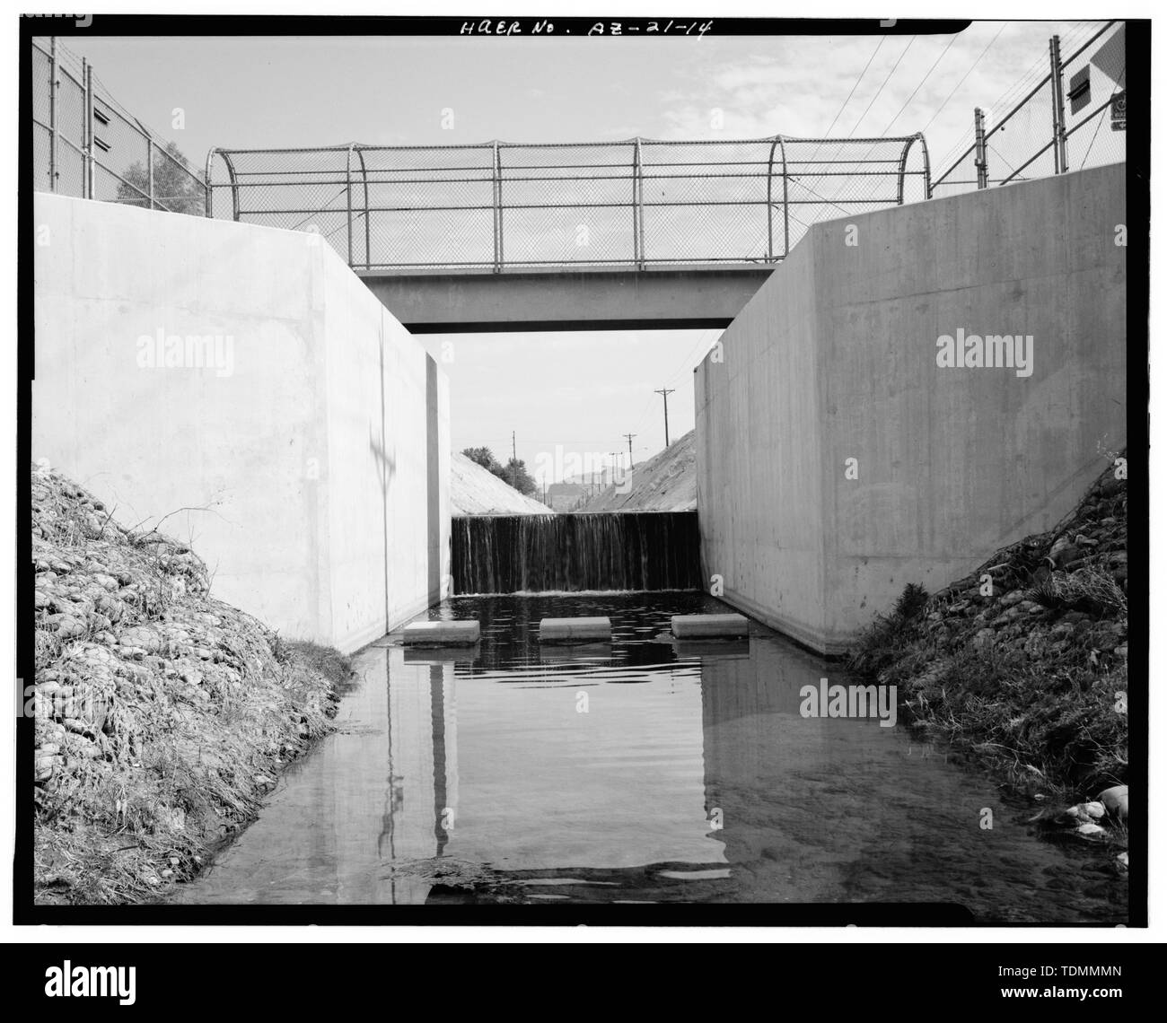 Passerelle pour piétons à la rue Hubbell, vue vers le nord. Remarque drop incorporées dans la structure. - Ancien Canal St, Côté Nord de la Rivière Salée, Phoenix, comté de Maricopa, AZ Banque D'Images