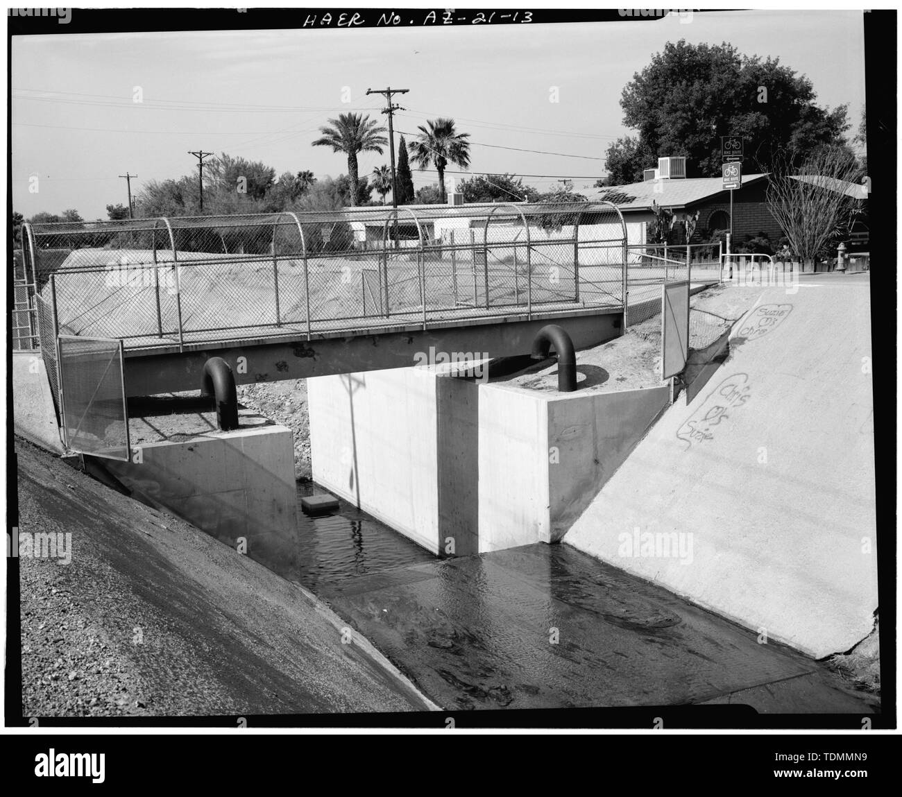 Passerelle pour piétons à la rue Hubbell, vue vers le sud. - Ancien Canal St, Côté Nord de la Rivière Salée, Phoenix, comté de Maricopa, AZ Banque D'Images