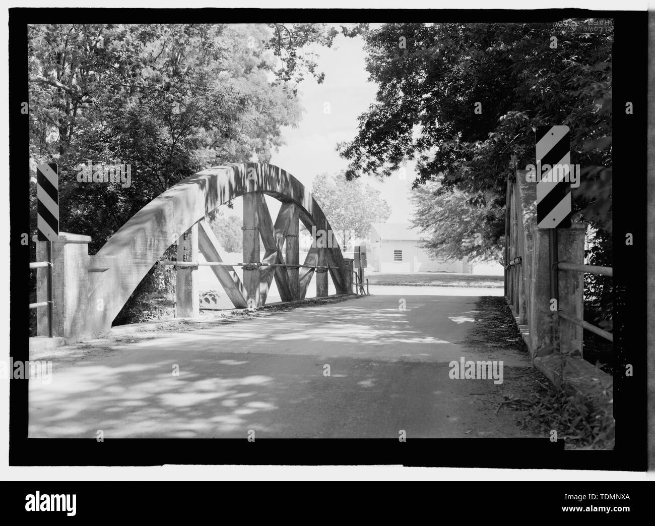 Vue de la section de passage de l'Est, montrant cinq panneaux constitués de suspension verticale et diagonale côtes côtes. Les culées, les piliers, les murs en aile, l'adaptation et la terrasse sont de béton. - Weaverland Quarry Road, pont enjambant le Conestoga Creek, Terre Hill, comté de Lancaster, PA ; Brubaker, John T ; Frank H entreprise Shaw ; Shaw, Percy A ; Monier, Jean ; Wunsch, R ; Melan, Joseph ; von Emperger, Fritz ; Luten, Daniel B ; M, estimé a ; Jones, Howard M ; Marsh, James B ; McIlvain, J S ; coeur ; UN F, Kauffmann, Paul D ; Christianson, Justine, émetteur ; Croteau, Todd, gérant de projet, Flores, Roland, l'homme de l'équipe de projet sur le terrain Banque D'Images