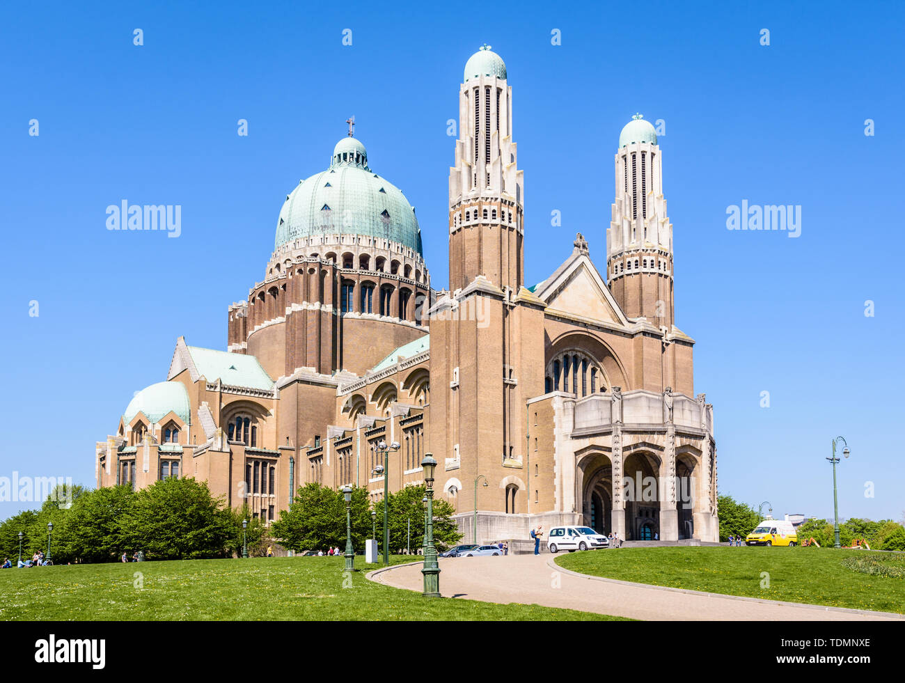 Trois-quart vue avant de la Basilique du Sacré Coeur, situé dans le parc Elisabeth à Koekelberg, Bruxelles-Capitale, Belgique. Banque D'Images