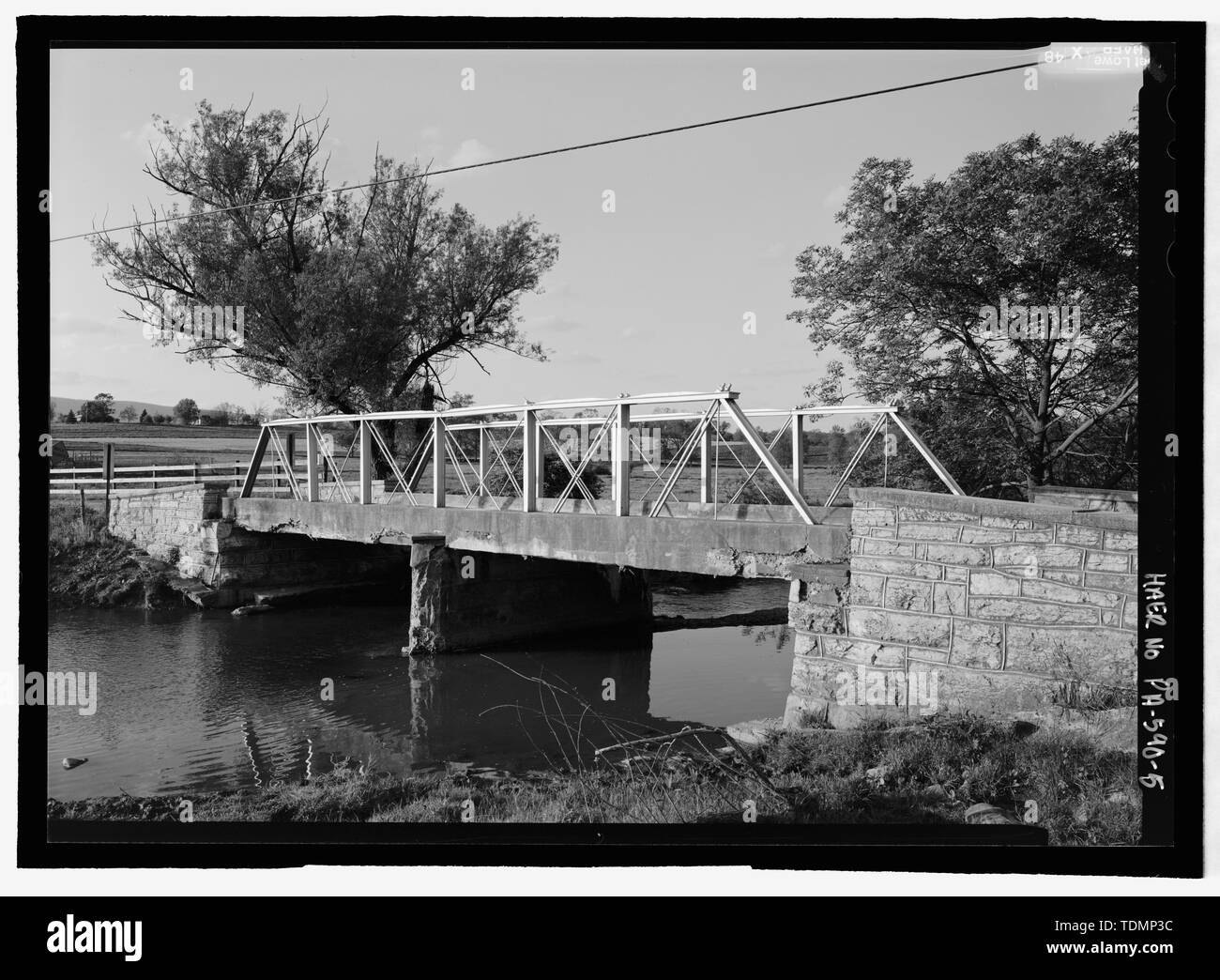 Perspective de l'élévation ouest. Centre pier ajouté en 1921 la rénovation. - Mowersville Mowersville, pont routier (Route 644 Route du canton) enjambant Paxton Run, Mowersville, Comté de Franklin, PA ; Goetz, J B ; McClure, W A ; Nelson et Buchanan ; Pittsburgh Bridge Company ; Hafer, Frank ; Laughlin, Calvin G ; Walters, John ; Croteau, Todd, gérant de projet, Christianson, Justine, émetteur ; Phipps, Linda, historien ; Lowe, Jet, photographe ; Flores, Roland, délinéateur Banque D'Images