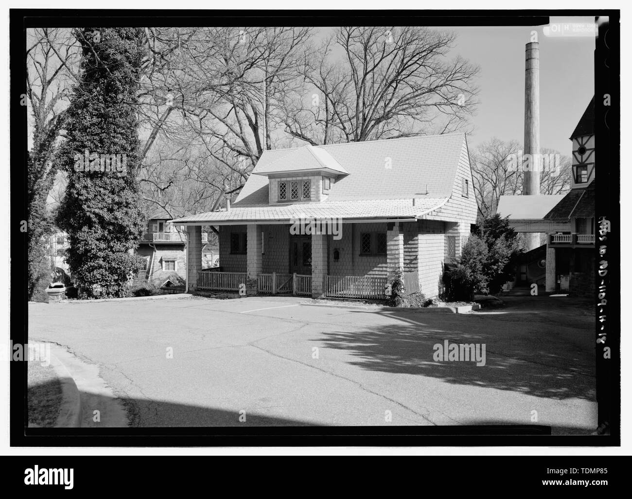 Vue en perspective de DeWitt Cercle à celui observé dans l'approximatif MD-1109-H-17 - Parc National Seminary, American Bungalow, 2885 Cercle Dewitt, Silver Spring, dans le comté de Montgomery, MD ; Alpha Epsilon Pi sorority ; Cassedy, John Irving, UN PRIX ;, Virginie B, émetteur ; Ott, Cynthia, historien ; Boucher, Jack, photographe ; Prix, Virginie B, émetteur ; Lavoie, Catherine C, gestionnaire de projet Banque D'Images