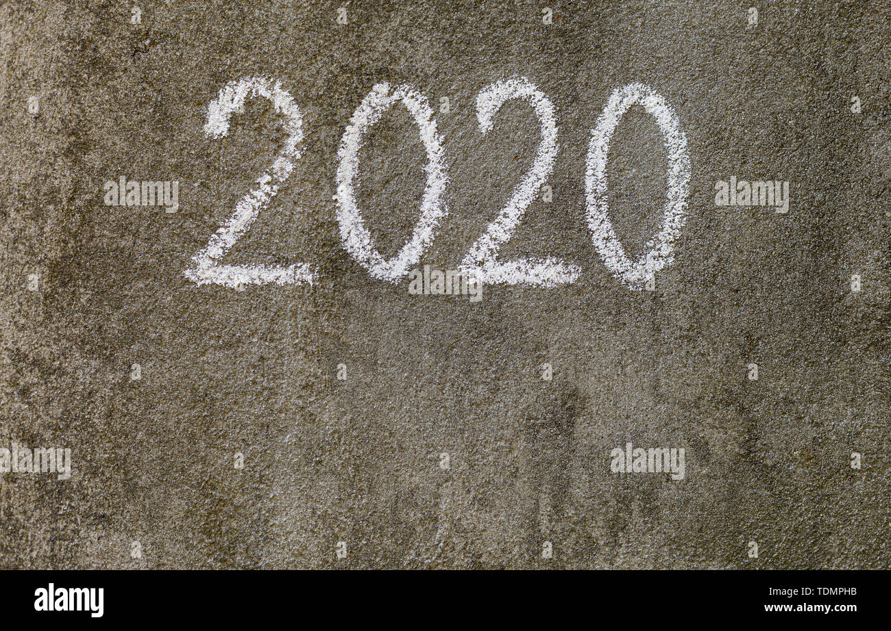 Texte de la craie sur le mur gris 2020 outdoor Banque D'Images