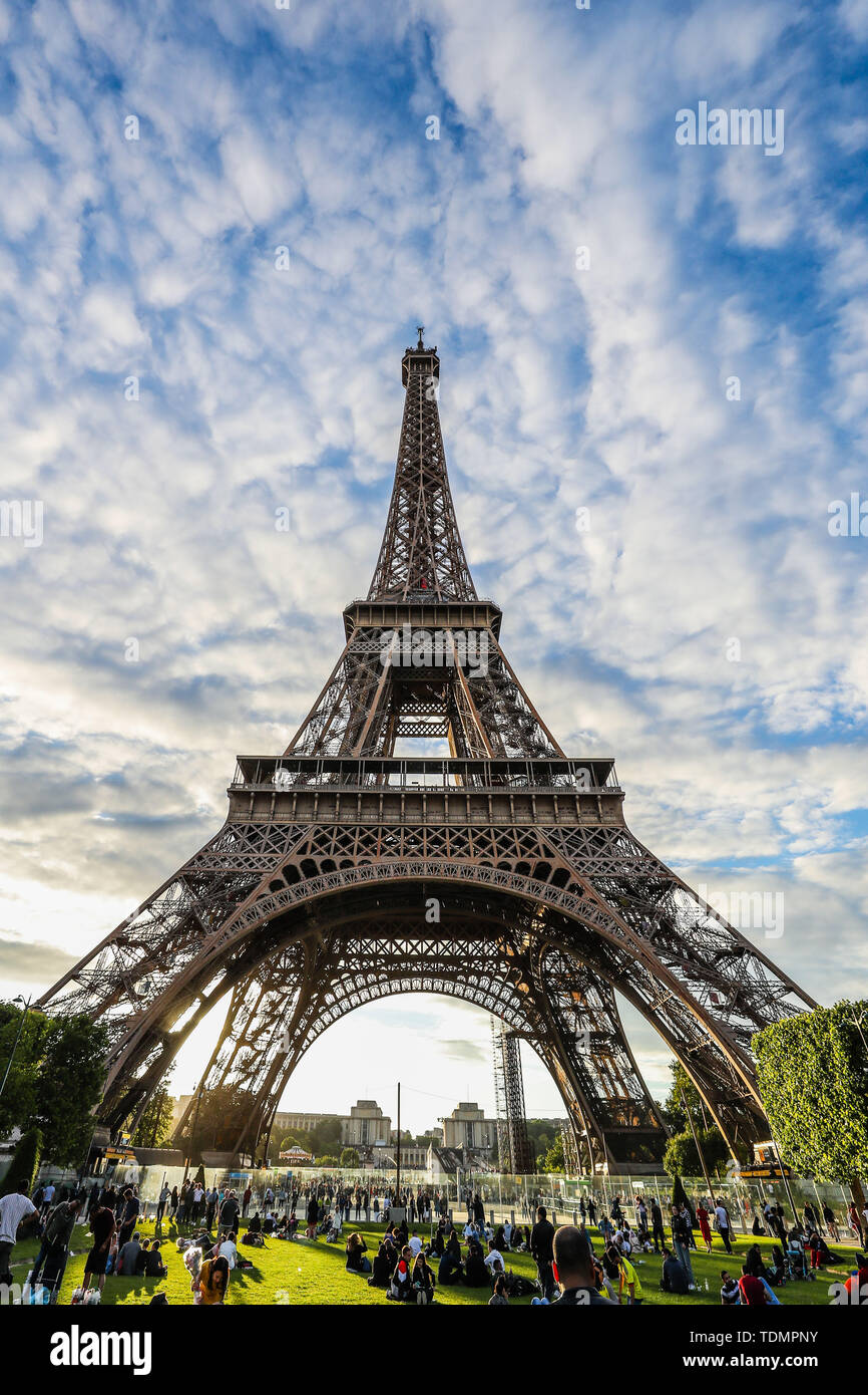 La Tour Eiffel est une tour en treillis de fer du 19ème siècle situé sur le Champ de Mars à Paris, qui est devenu une icône mondiale de la France. La tour, qui est le plus haut édifice de la ville, est le monument le plus visité payé au monde, avec des millions de personnes qui fréquentent chaque année. (Photo : Vanessa Carvalho / Brésil Photo Presse) Banque D'Images