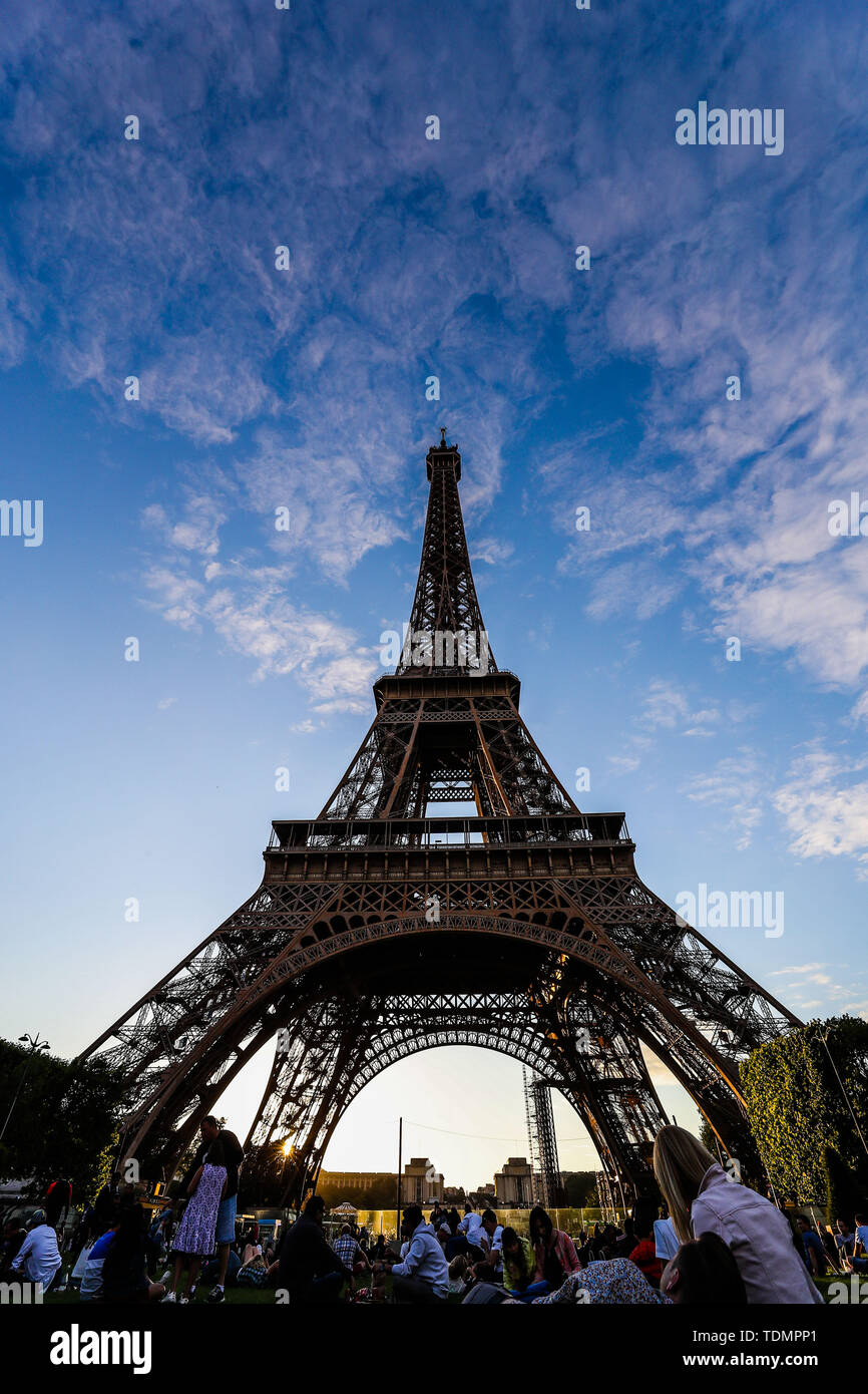 La Tour Eiffel est une tour en treillis de fer du 19ème siècle situé sur le Champ de Mars à Paris, qui est devenu une icône mondiale de la France. La tour, qui est le plus haut édifice de la ville, est le monument le plus visité payé au monde, avec des millions de personnes qui fréquentent chaque année. (Photo : Vanessa Carvalho / Brésil Photo Presse) Banque D'Images
