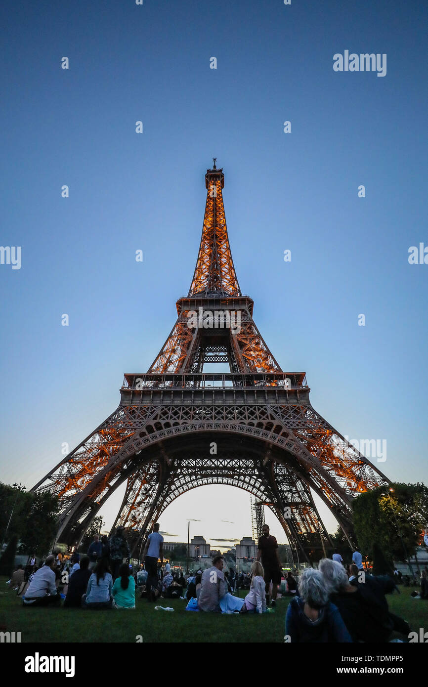 La Tour Eiffel est une tour en treillis de fer du 19ème siècle situé sur le Champ de Mars à Paris, qui est devenu une icône mondiale de la France. La tour, qui est le plus haut édifice de la ville, est le monument le plus visité payé au monde, avec des millions de personnes qui fréquentent chaque année. (Photo : Vanessa Carvalho / Brésil Photo Presse) Banque D'Images