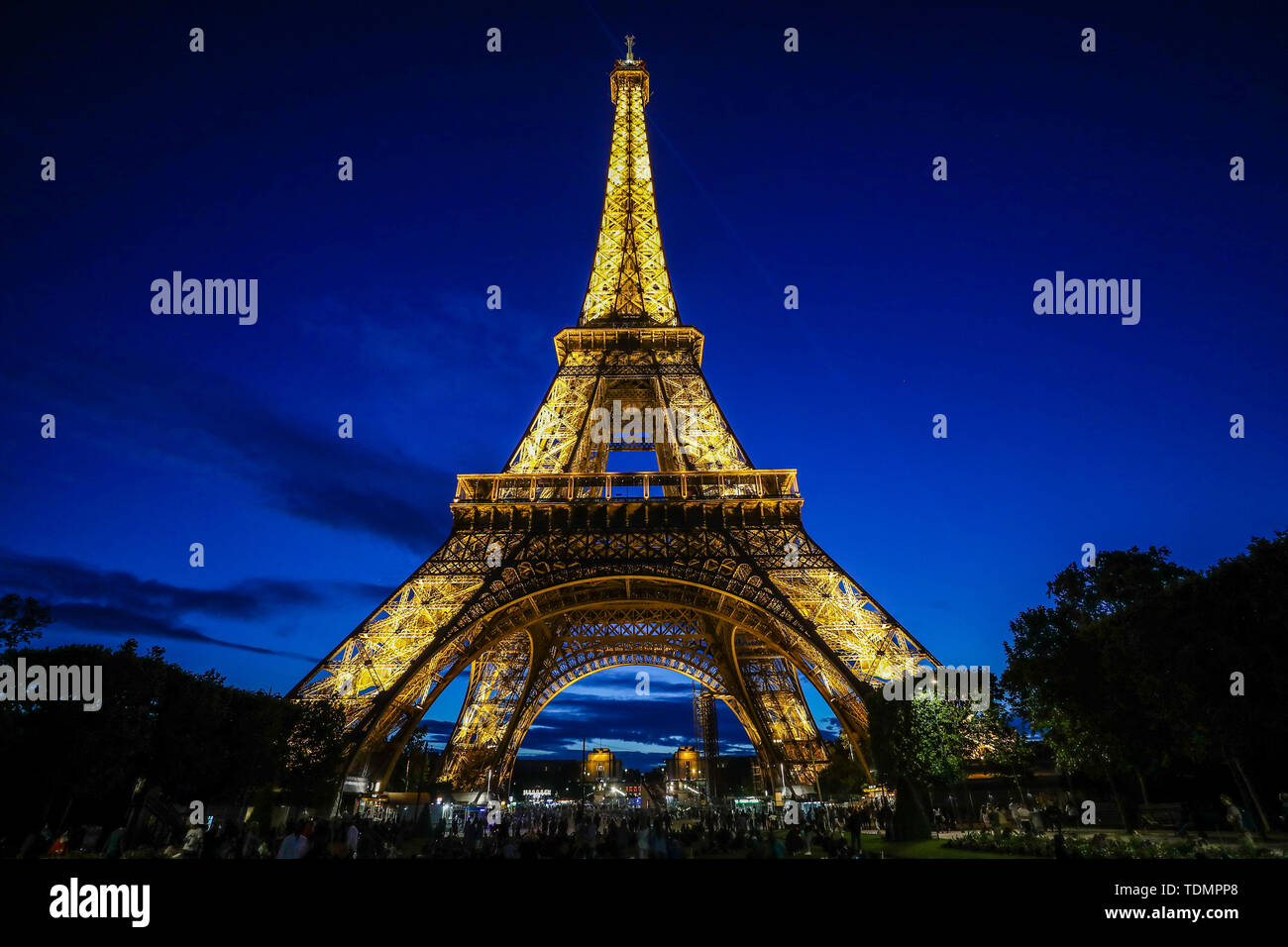 La Tour Eiffel est une tour en treillis de fer du 19ème siècle situé sur le Champ de Mars à Paris, qui est devenu une icône mondiale de la France. La tour, qui est le plus haut édifice de la ville, est le monument le plus visité payé au monde, avec des millions de personnes qui fréquentent chaque année. (Photo : Vanessa Carvalho / Brésil Photo Presse) Banque D'Images