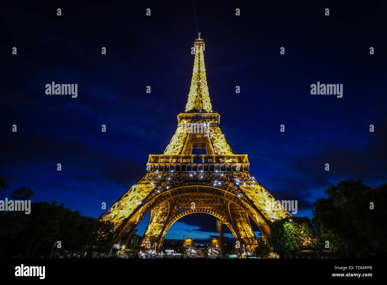 La Tour Eiffel est une tour en treillis de fer du 19ème siècle situé sur le Champ de Mars à Paris, qui est devenu une icône mondiale de la France. La tour, qui est le plus haut édifice de la ville, est le monument le plus visité payé au monde, avec des millions de personnes qui fréquentent chaque année. (Photo : Vanessa Carvalho / Brésil Photo Presse) Banque D'Images