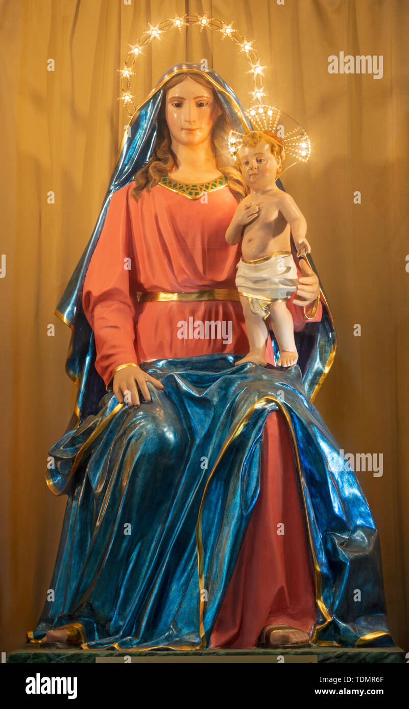 Catane, Italie - 7 avril 2018 : La statue sculptée de Madonna (Madonna del Parto) à l'église Chiesa di San Agostino par Leonardo Bracci (1820). Banque D'Images