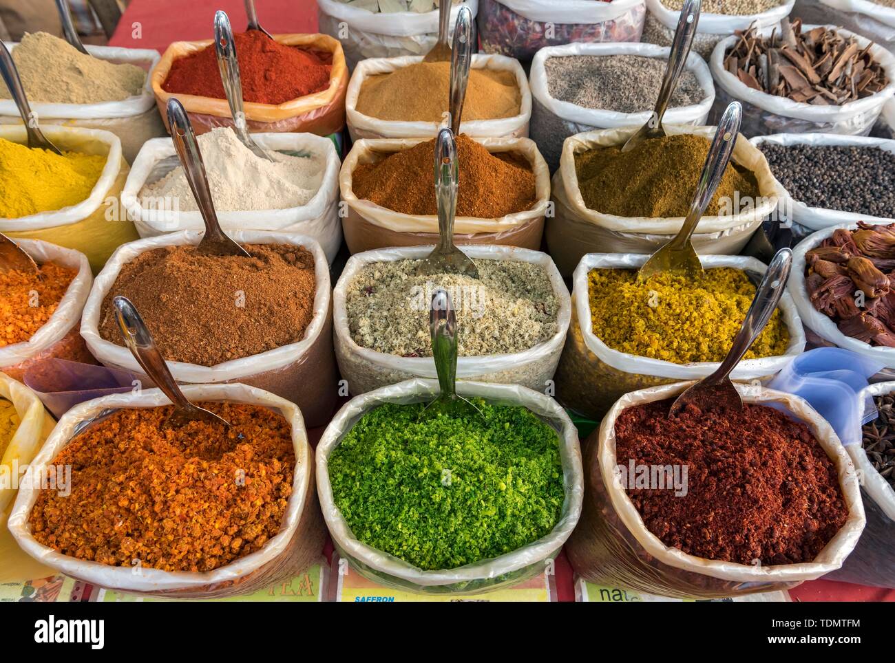 Les épices, les herbes et le curry en poudre, sur l'affichage à plage d'Anjuna, marché aux puces, Goa, Inde Banque D'Images