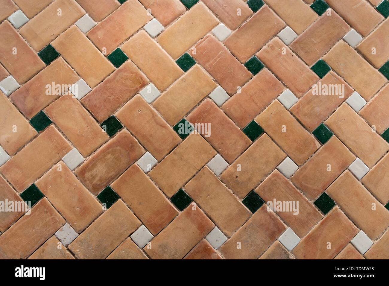 Vieux plancher avec motif carreaux carreaux posés selon Roman bond, Grenade, Andalousie, Espagne Banque D'Images