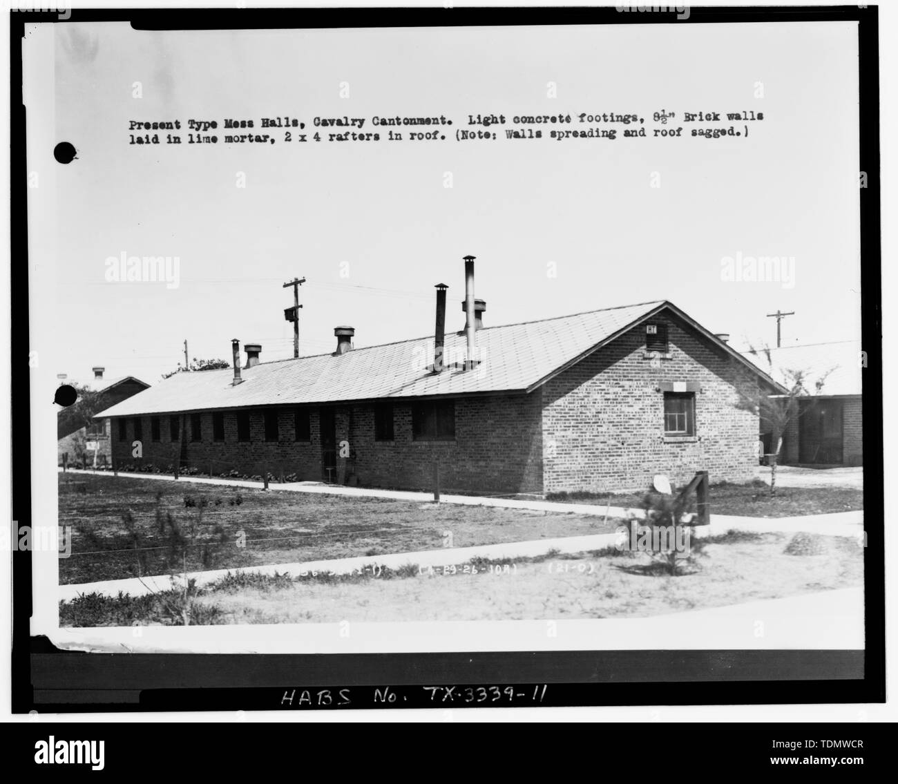 Photocopie de la photographie originale, datée du 29 avril 1926, 7ème cavalerie CANTONMENT MESS HALL, NATIONAL ARCHIVES PHOTO, un groupe d'enregistrement 92, Fichier géographique, 1922-1935, n° 600-1, FORT BLISS - Fort Bliss, 7e Bâtiments de cavalerie, d'artillerie de défense aérienne de l'armée américaine et du Centre de Fort Bliss, El Paso, comté d'El Paso, TX ; Blauvelt, L D ; Field, Harvey R Banque D'Images