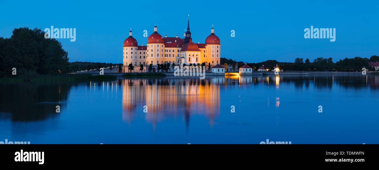 Château de Moritzburg illuminée au crépuscule, de l'eau reflet dans le lac, Saxe, Allemagne Banque D'Images
