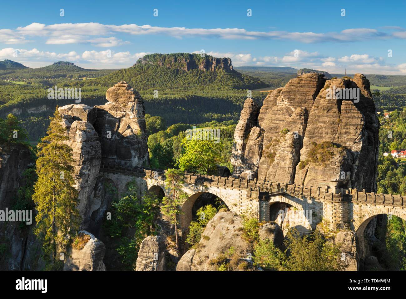 Vue sur le pont de la Bastei Lilienstein, des montagnes de grès de l'Elbe, la Suisse Saxonne Parc National, Saxe, Allemagne Banque D'Images