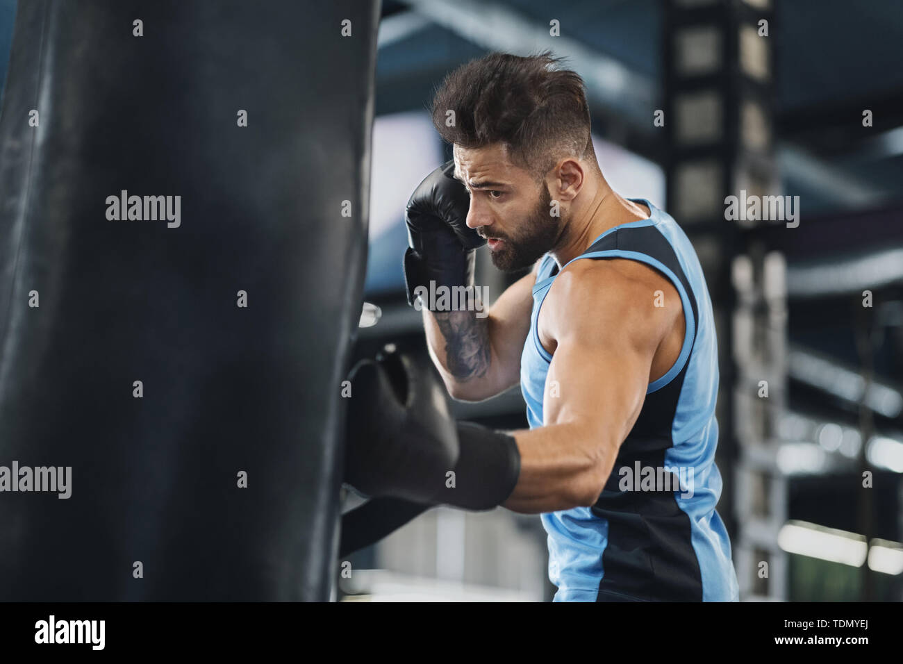 Sac de boxe boxe guy active at gym Banque D'Images