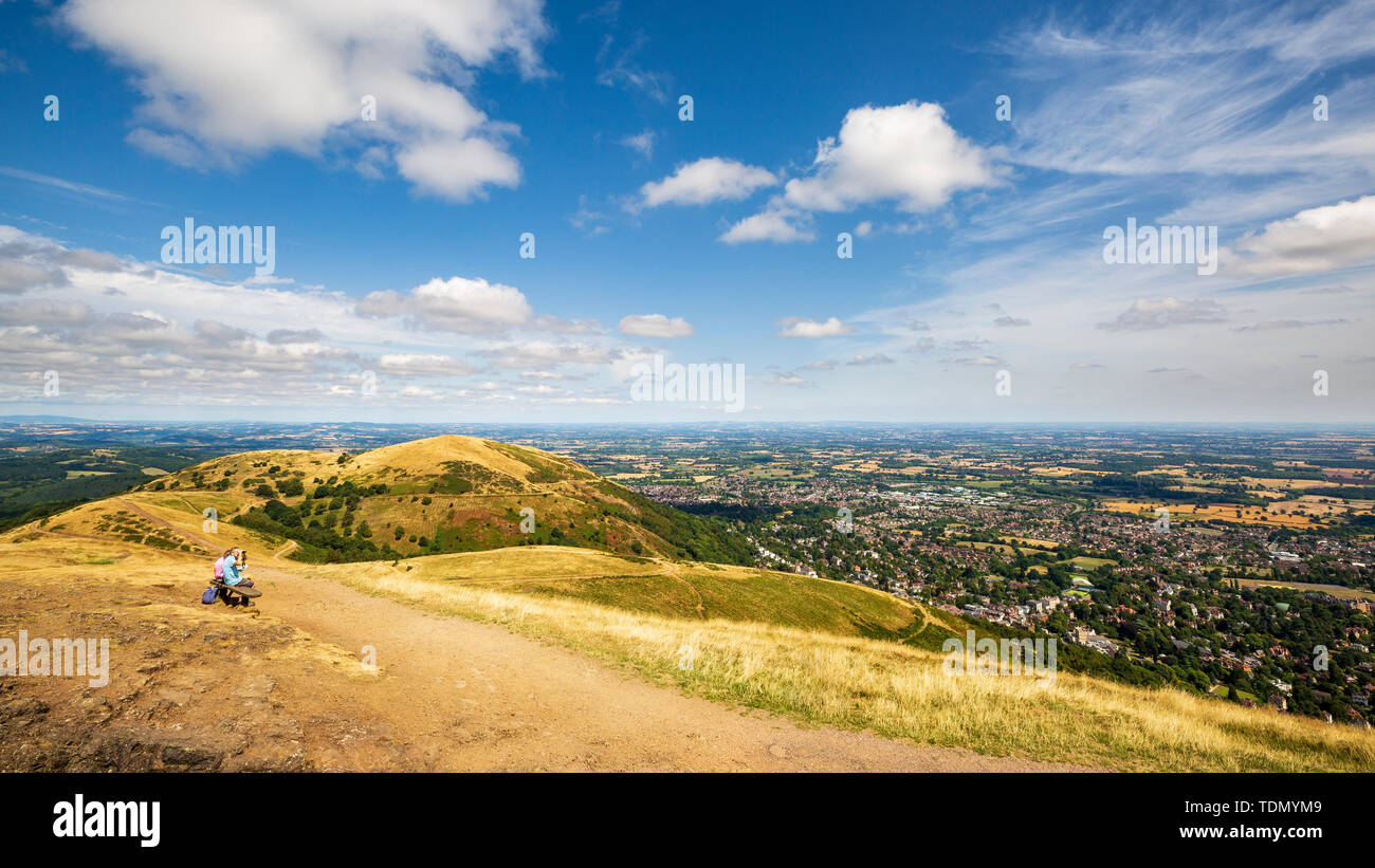 Vue sur North Hill et Great Malvern depuis le sommet de Worcestershire Beacon, Malvern Hills, Worcestershire, Angleterre Banque D'Images