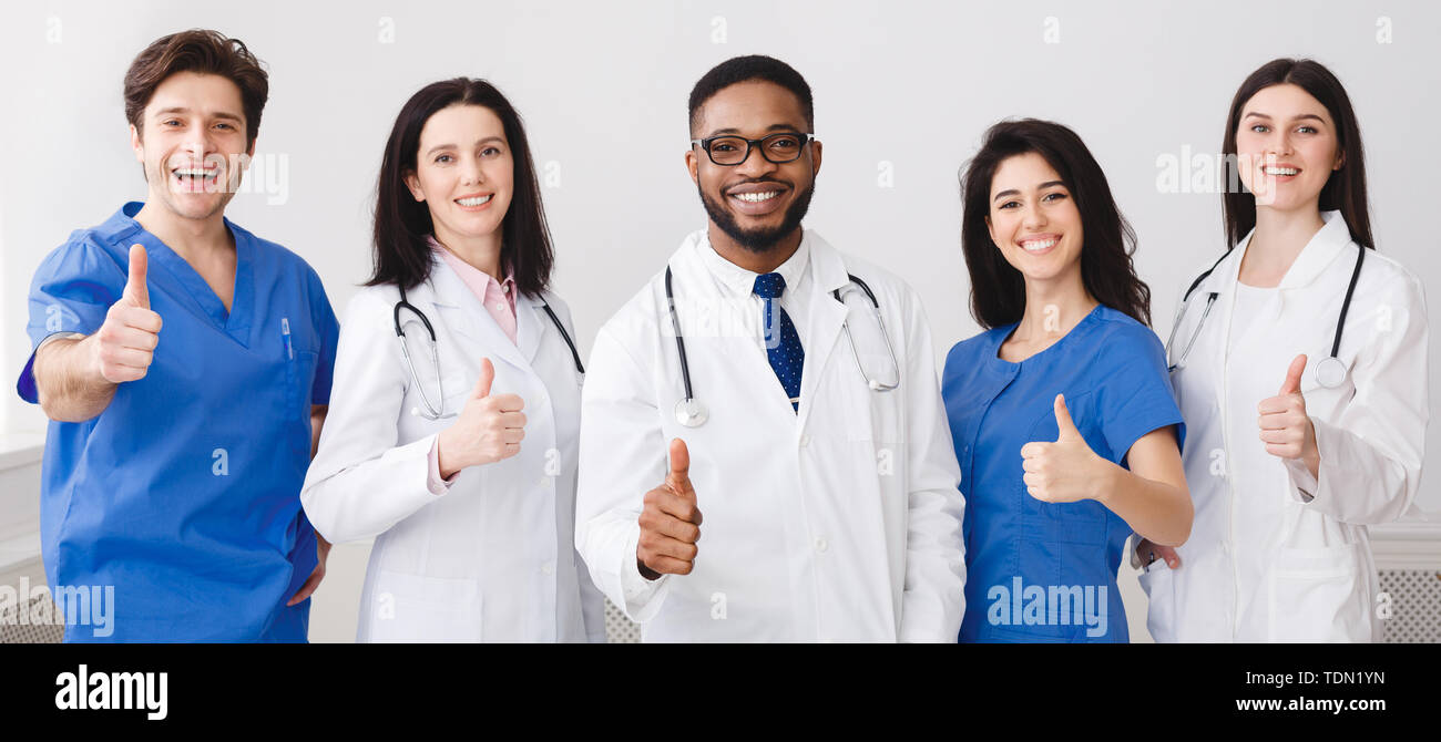 Heureux les médecins et stagiaires Showing Thumbs Up Banque D'Images