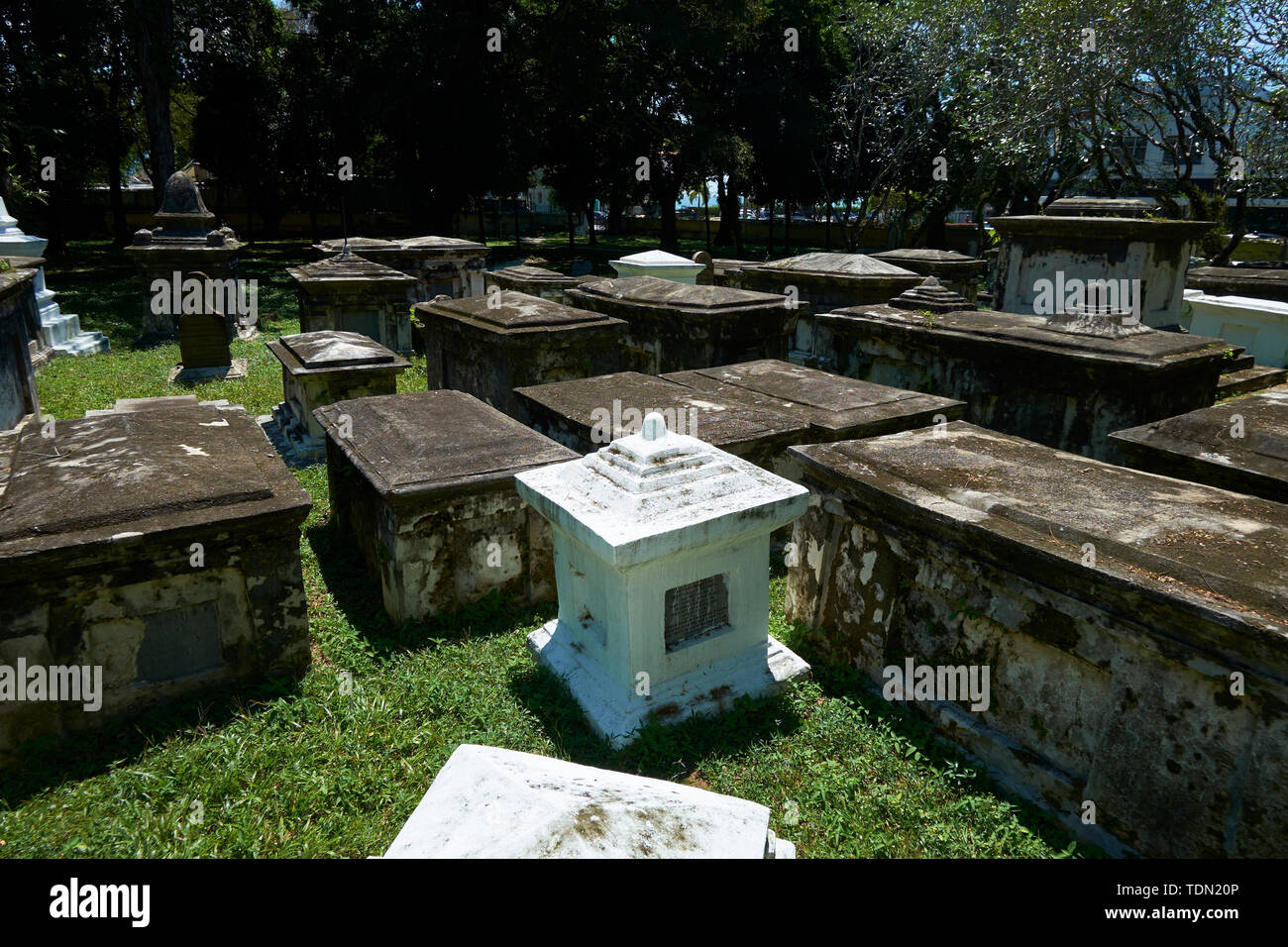 Tombes dans un vieux cimetière protestant à George Town, Penang, Malaisie. Banque D'Images