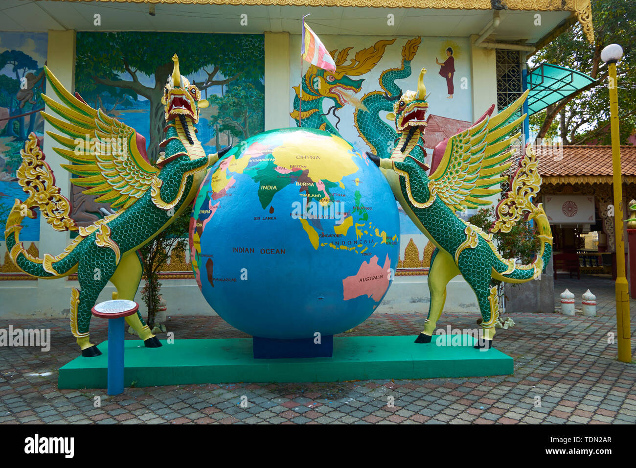 Un gros modèle globe avec des dragons au temple Birman à George Town, Penang, Malaisie. Banque D'Images