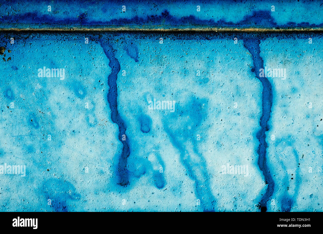 Libre d'une paroi bleu rustique, avec des taches de peinture bleue, à utiliser comme arrière-plan Banque D'Images