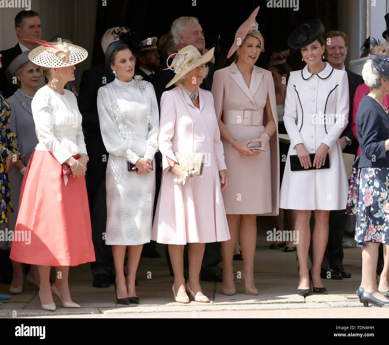 (De gauche à droite) Sophie comtesse de Wessex, Reine Letizia d'Espagne, la duchesse de Cornouailles, Reine Maxima des Pays-Bas et la duchesse de Cambridge, coexister puisqu'ils observent l'ordre de la jarretière annuel Service à la Chapelle St George, le château de Windsor. Banque D'Images