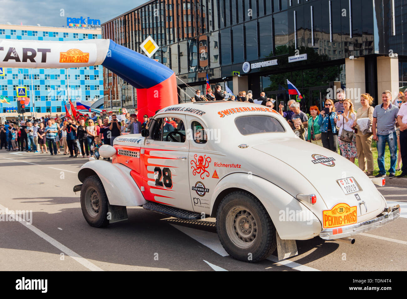 Krasnoyarsk, Russie, 13 juin 2019 : La 7e Pékin à Paris Motor Challenge 2019. Chevrolet Fangio Coupé 1938 de quitter la ville et aller à l'étape suivante Banque D'Images