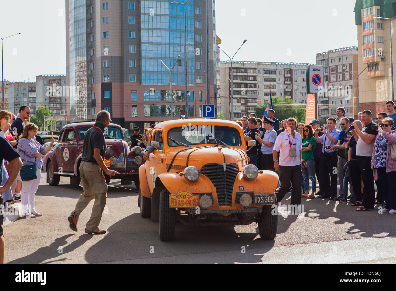 Krasnoyarsk, Russie, 13 juin 2019 : La 7e Pékin à Paris Motor Challenge 2019. Coupé Chevrolet 1939 de quitter la ville et aller à l'étape suivante de Banque D'Images