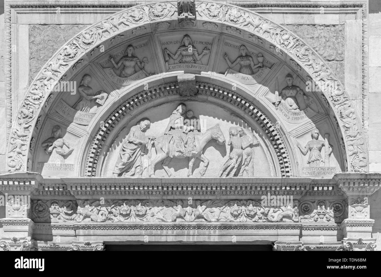 Côme, Italie - 9 mai 2015 : Le portail latéral de la cathédrale Duomo - avec le soulagement de la fuite en Egypte scène biblique. Banque D'Images