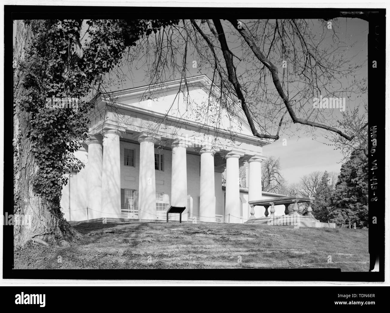 Vue en perspective de l'élévation est à la recherche du sud-est ; voir comprend la tombe de Pierre Charles l'enfant - Arlington House, Lee, le Cimetière National d'Arlington, Arlington, le comté d'Arlington, VA ; Hadfield, George ; Custis, George W, Parke ; Gibson, John ; Lee, Robert E ; Meigs, Montgomery C ; Moore, Charles ; Leisenring, Luther ; Ministère de la guerre américain ; Morris, Scott, émetteur ; Smith, Delos, l'équipe de terrain ; Schara, Mark, directeur de projet ; Byrdy, Edward, l'équipe de terrain ; Schara, Mark, l'équipe de terrain ; la plupart, Jennifer, l'équipe de terrain ; Falwell, Kathryn, équipe de terrain ; Prix, Virginie Barrett, émetteur ; Smalli Banque D'Images