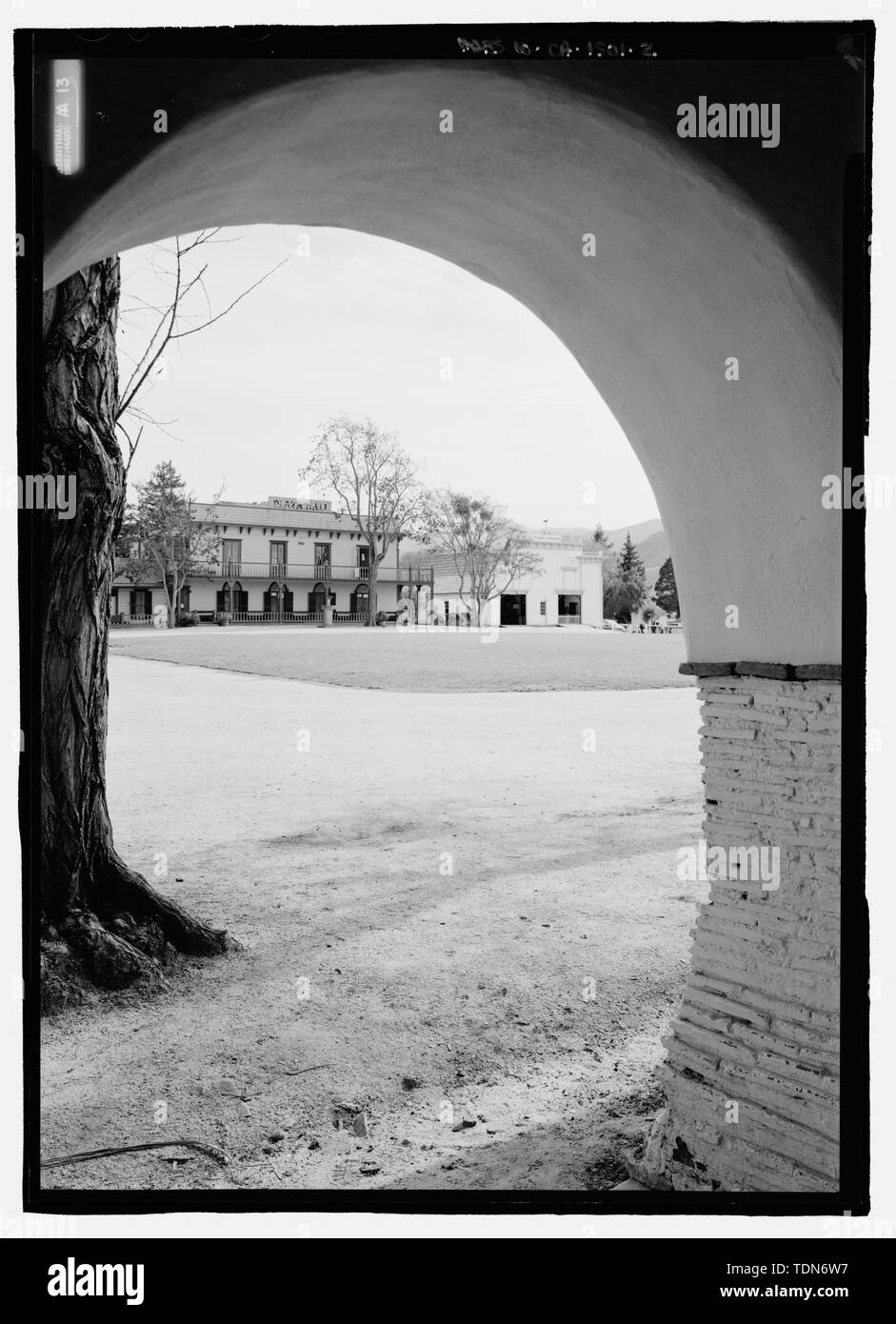 Vue en perspective de zanetta et livrée du nord-ouest par une mission arch - Zanetta House, San Juan Bautista State Historical Park, San Juan Bautista, San Benito County, Californie Banque D'Images
