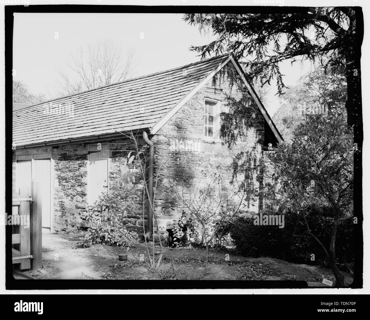 En perspective, des émissions, du sud-ouest. La serre est la partie de la maison de semences vers la droite (sud) de la double porte. - John Bartram Maison et jardin, serre, 54ème rue et LIndbergh Boulevard, Philadelphie, comté de Philadelphie, PA ; Bartram, John ; Falwell, Kathryn, une équipe sur le terrain ; souche, Mary Ellen, l'équipe de terrain ; Elliott, Joseph, photographe ; Jacobs, James, historien ; Villavicencio, Kelton, délinéateur ; Arzola, Robert R, gérant de projet, Arzola, Robert R Banque D'Images